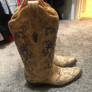 Corral size 7 women’s boots. Tan with vintage blue scroll embroidery.
